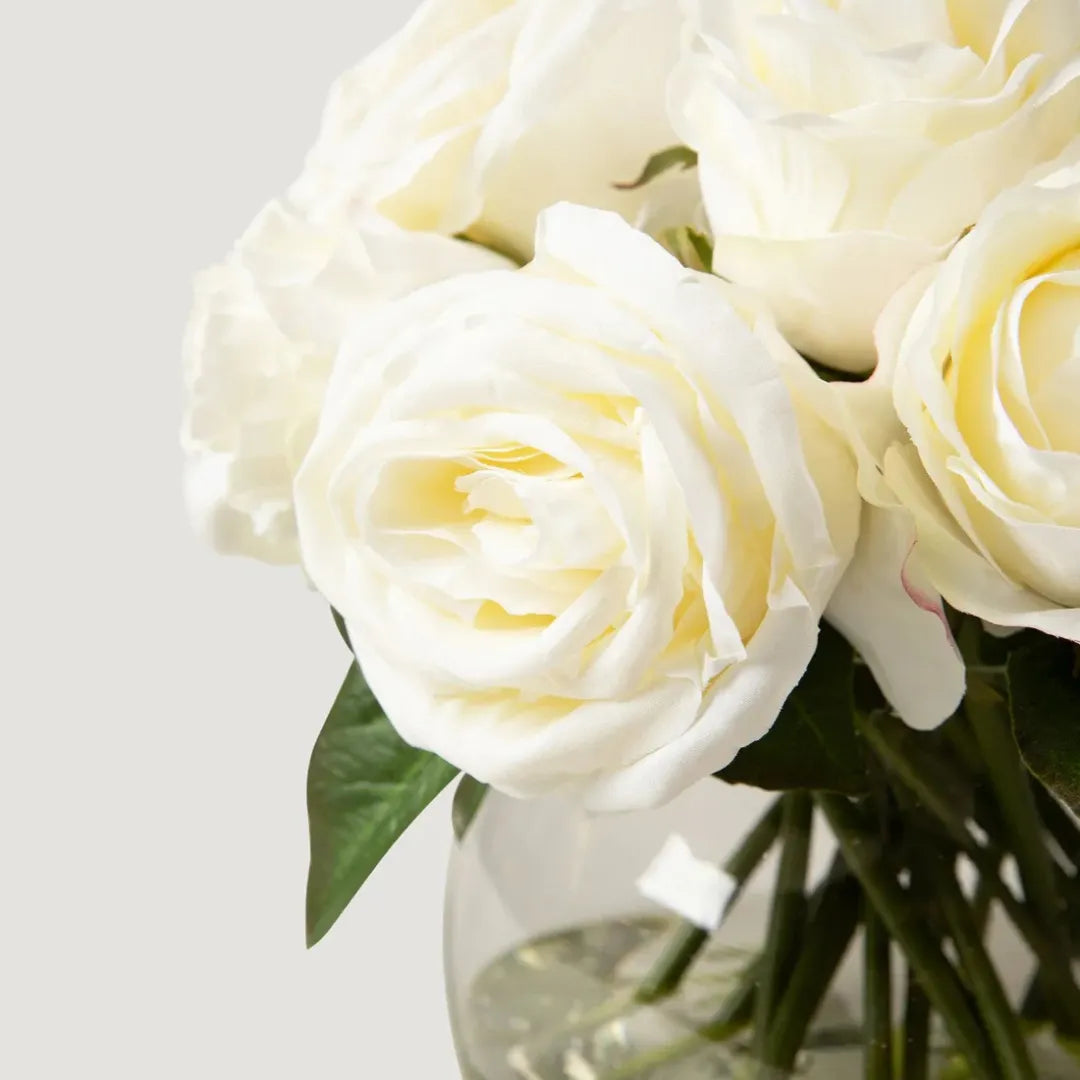 Arranjo de Rosas Artificiais Brancas Realistas