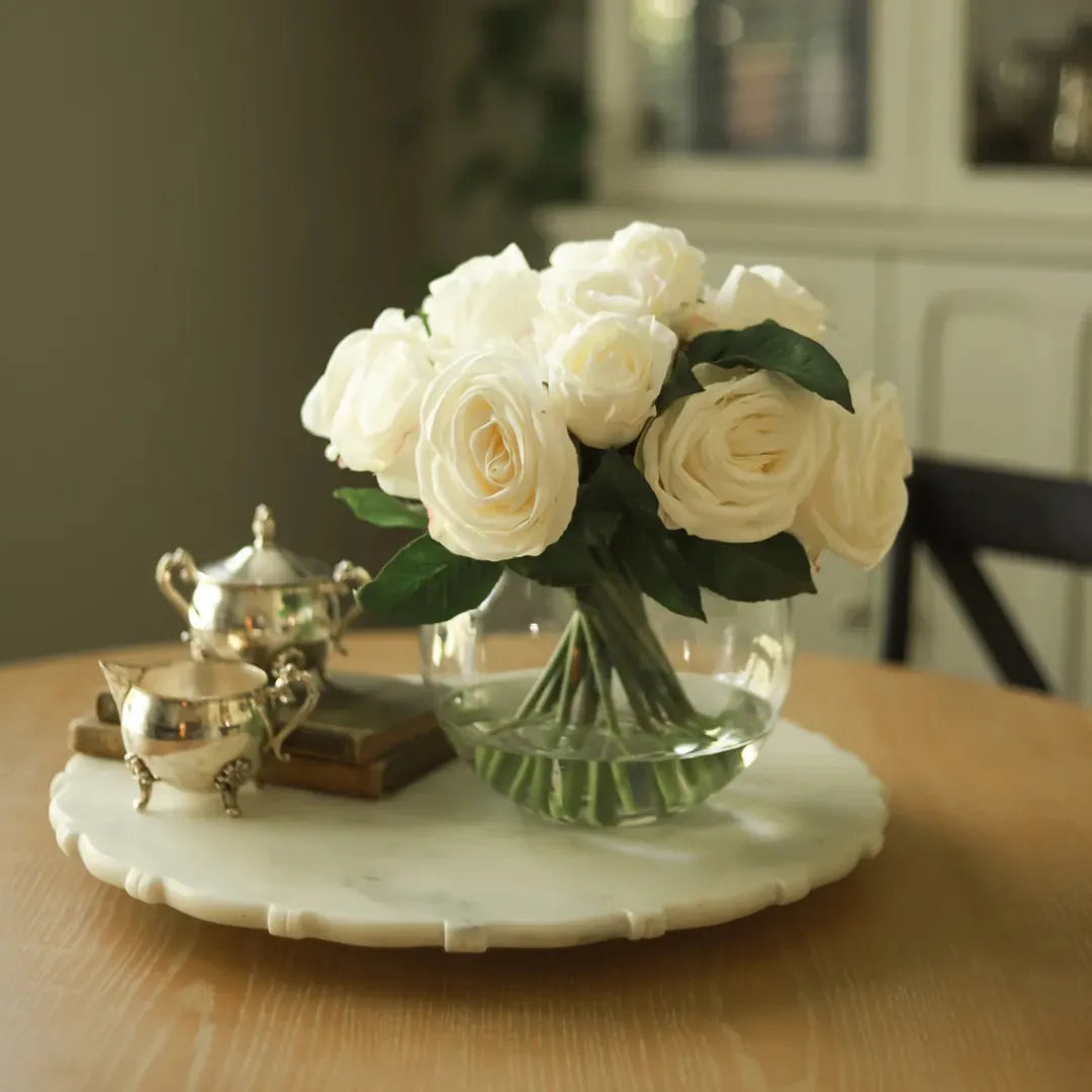 Arranjo de Rosas Artificiais Brancas Realistas