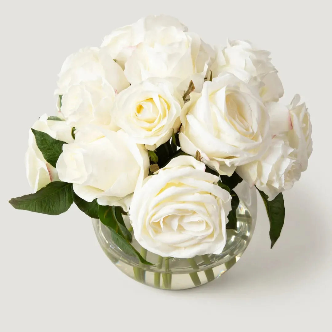 Arranjo de Rosas Artificiais Brancas Realistas